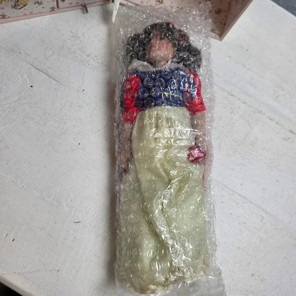 Vintage 10" Porcelain Snow White Style Doll 2 Extra Outfits & Music Box Trunk‎ - Picture 13 of 16